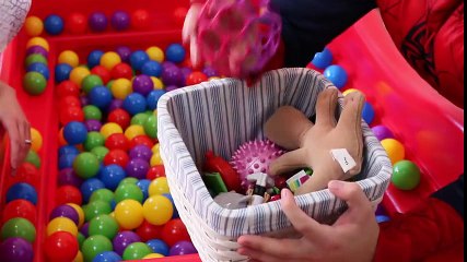 Surprise Toys BALL PIT CHALLENGE Barbie, Mickey Mouse, Monster High, Play Doh Roller Spiderman