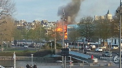 Impressionnant incendie sur la presqu'île de Caen