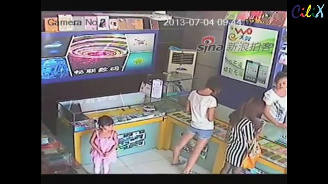 Маленькая девочка украла iPad