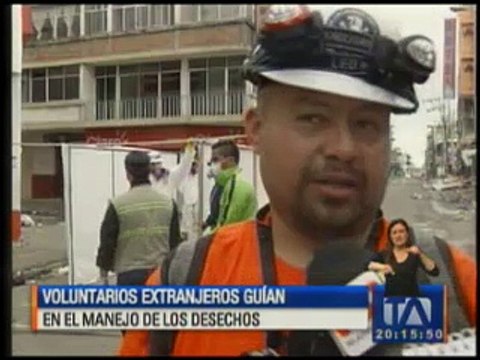 Voluntarios extranjeros guían el manejo de desechos