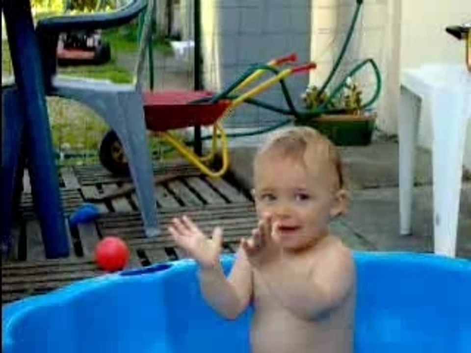 Célia dans la piscine_0001