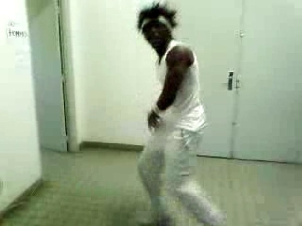 Patrick toujour en coulisse en mode Kamini breakdancer