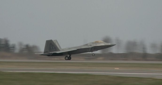 Два истребителя F-22 Raptor перелетели на литовскую авиабазу Шяуляй.