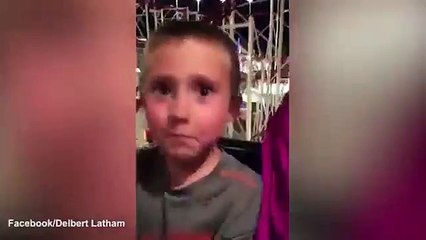 Un homme sauve son fils dans une montagne russe