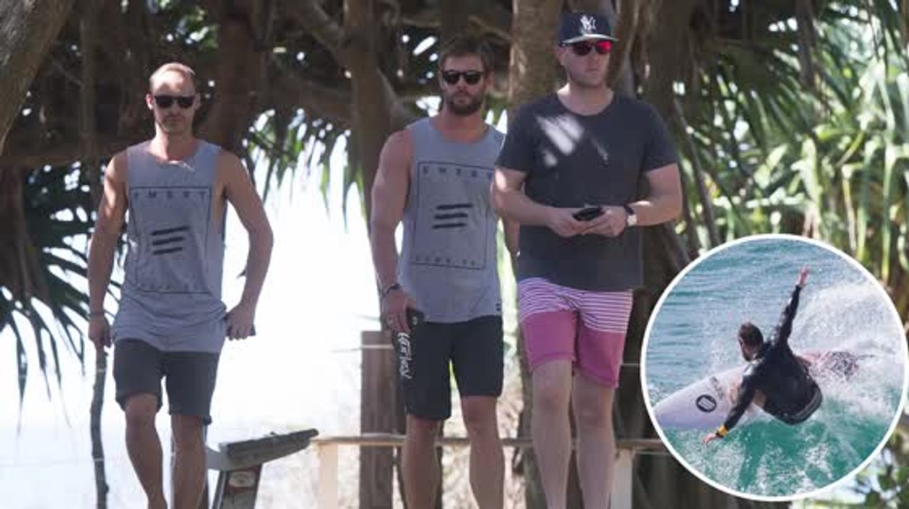 Chris Hemsworth surft in Byron Bay