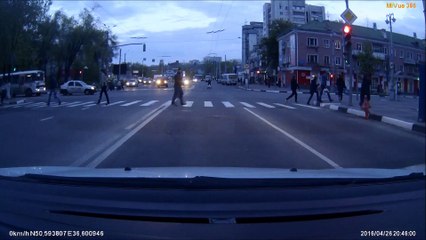Une voiture percute une patrouille de police à grande vitesse