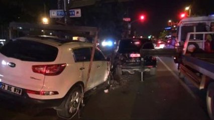 Şarkıcı Ferhat Göçer'in Bulunduğu Araç Kazaya Karıştı