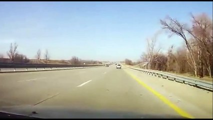 Changer sa roue en plein milieu de l'autoroute au Kazakhstan