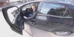 Un homme en scooter devient fou face à une automobiliste qui lui roule sur le pied (vidéo)