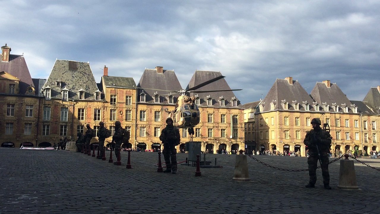 Un hélicoptère se pose place Ducale à Charleville