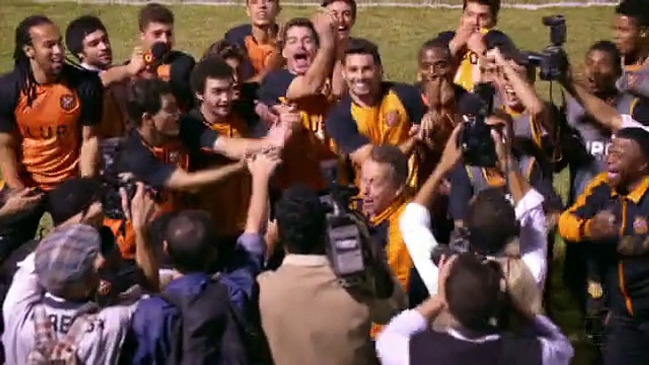 Adauto acerta penalti e leva Divino para a primeira divisao