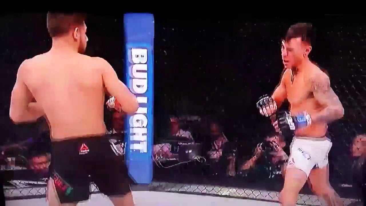 Un combattant explose son adversaire avec un coup de pied dans la mâchoire en MMA