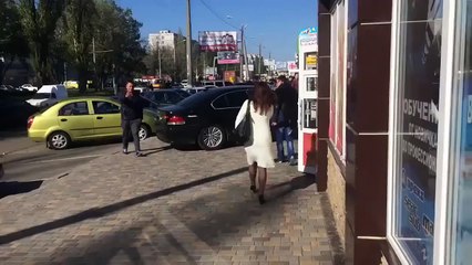 Une femme en BMW rate complètement sa marche arrière !!!