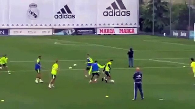 El Show del 'mago' James Rodríguez en el entreno : dos asistencias