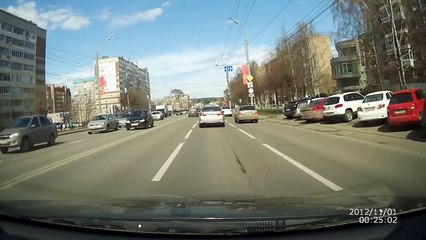 Un vieux obligé de courir derrière sa Lada devenue folle !