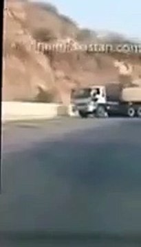 Brave car driver controls and stops 22 wheeler trailer with failed brakes on motorway in pakistan