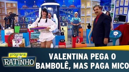 Valentina tenta arrasar no bambolê e acaba pagando mico