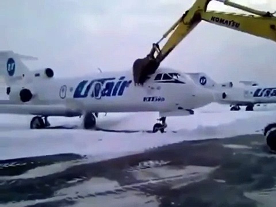 Viré, il pète un plomb et détruit un avion à l'aéroport