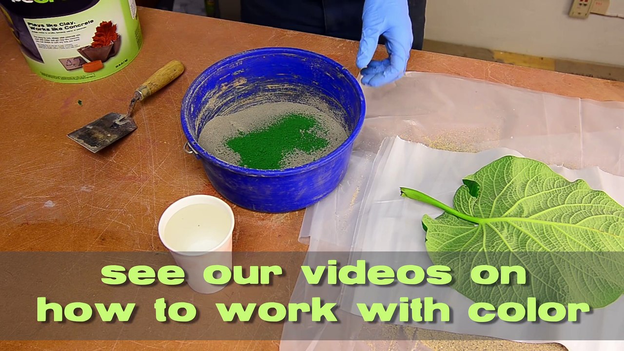 IL DÉPOSE UNE GROSSE FEUILLE SUR UN TAS DE SABLE. 24H PLUS TARD? ABSOLUMENT SUBLIME!
