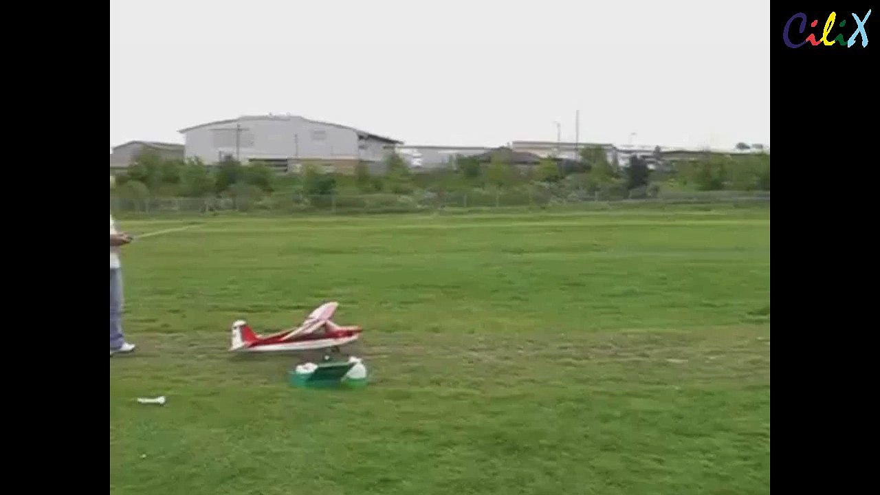 Самолёт на радиоуправлении врезался в мальчика