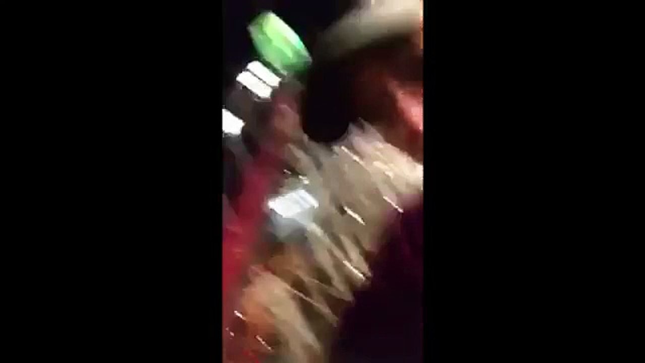 Ce papa rattrape son fils in extremis dans un grand 8 alors que la ceinture vient de lacher