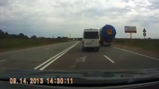 Фура не влезла под мостом