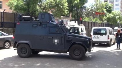 Diyarbakır'da Askeri Binaya El Yapımı Patlayıcı Atıldı