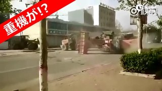 重機で乱闘 中国街頭でショベルカー６台が肉弾戦