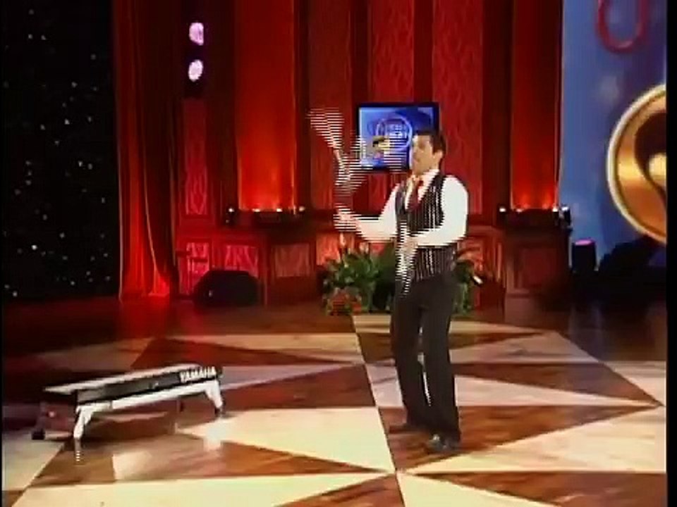 Un jongleur se met à faire du piano d’une manière inédite, c’est incroyable !