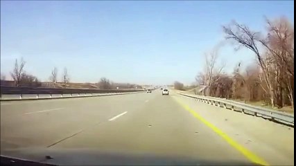 Inconscients, ils changent leur roue au milieu de l'autoroute