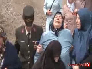 Beş aylık ikizler şehit babalarını uğurladılar