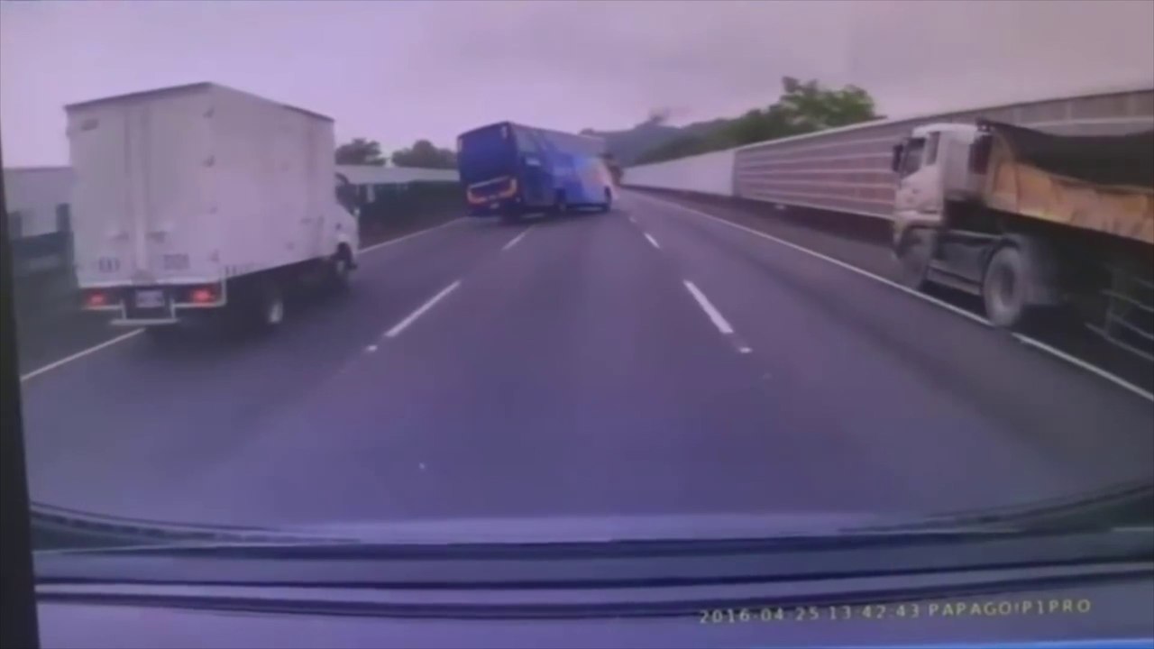 Un accident de bus impressionnant sur une autoroute