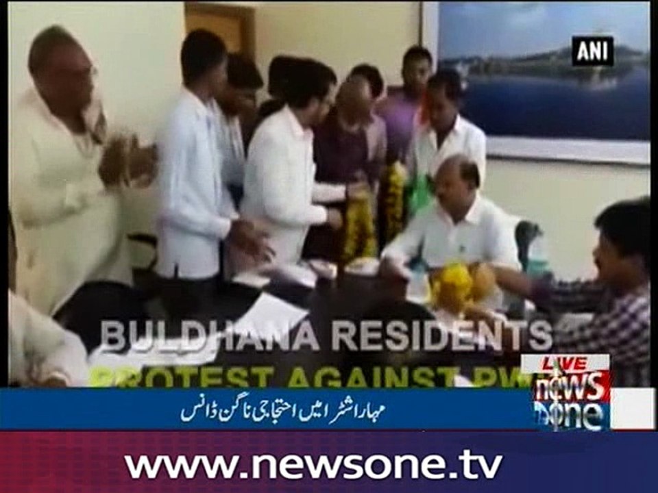 Locals stage 'nagin' dance in Maharashtra PWD office as protest