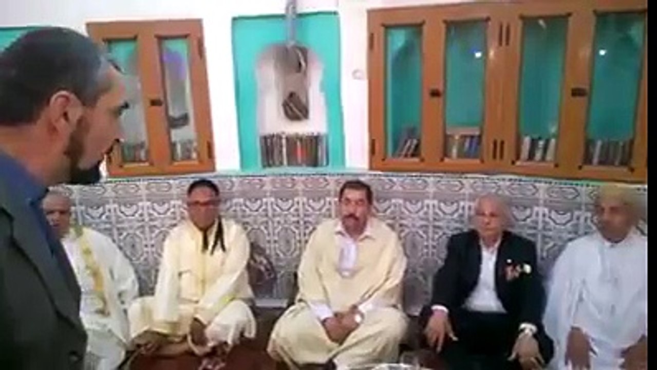 شكيب خليل يسمع ما لا يرضيه في إحدى الزوايا Chakib Khalil