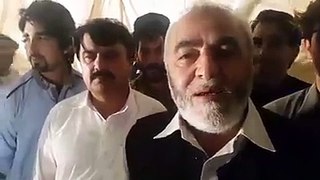 Pathan bhai singing strange poem for Imran Khan