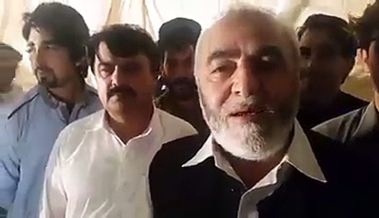 Pathan bhai singing strange poem for Imran Khan