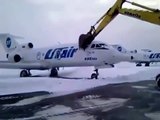 Russie : Viré, un employé d'un aéroport se venge en détruisant un avion à la pelleteuse
