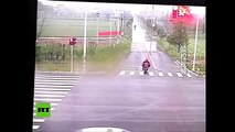 Mira de lo que se salvó esta persona cuando iba en su moto