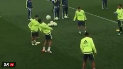 Assim, não! James erra balão e acerta o rosto de companheiro do Real Madrid