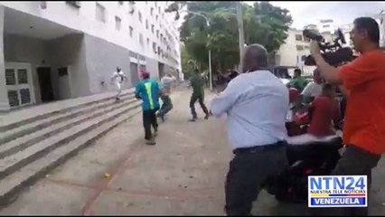 Momento en el que agreden a Chúo Torrealba en las inmediaciones de Corpoelec