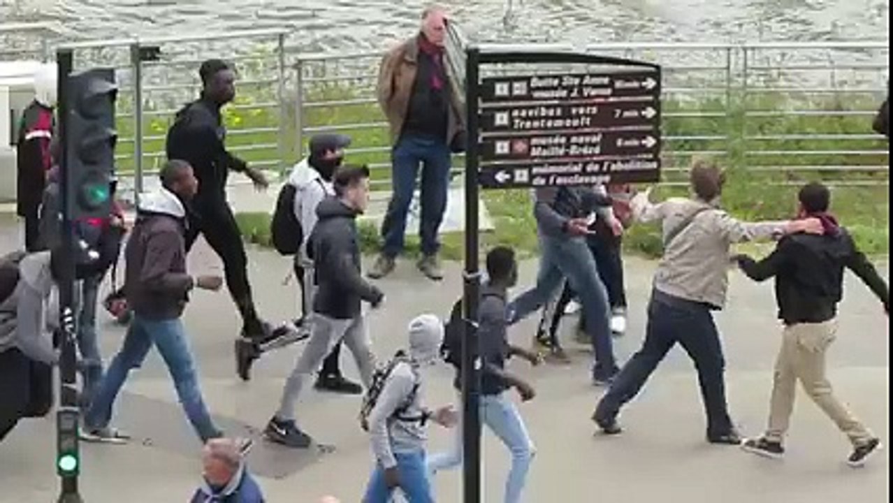 Baston entre manifestants à Nantes le 28/04 - Avec en prime une balayette cosmique!