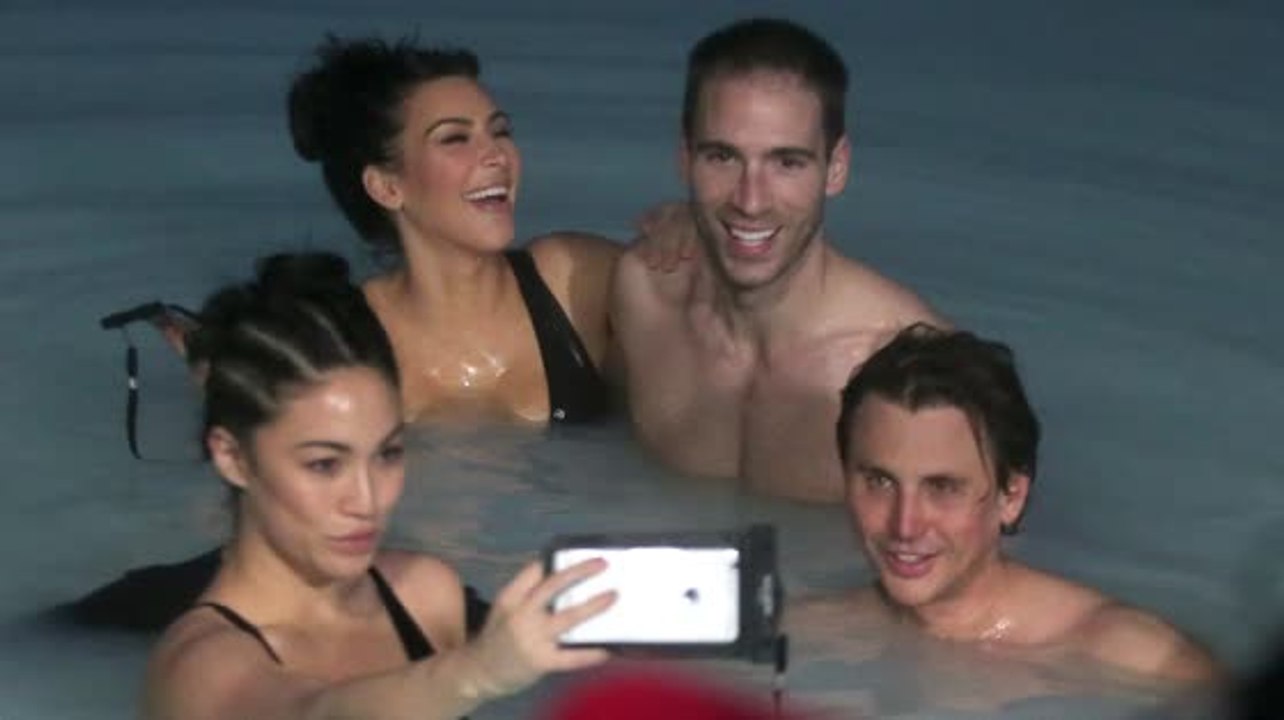 Kim Kardashian und ihre Crew in der blauen Lagune