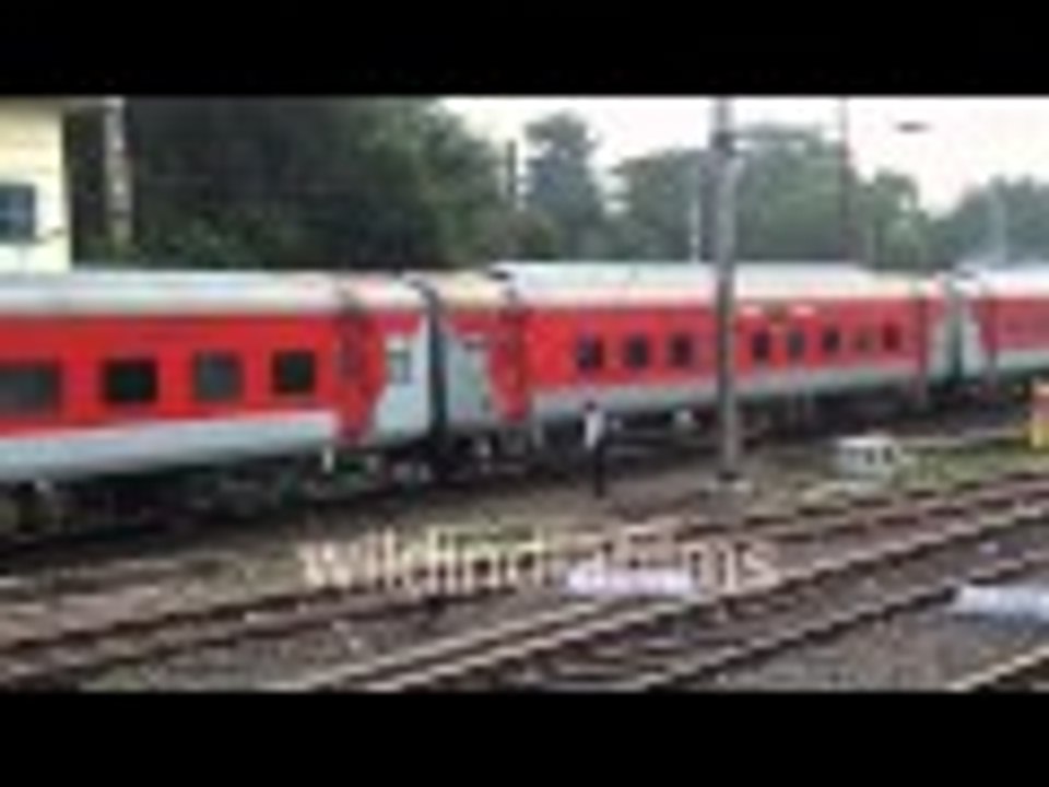 Fastest train in India Rajdhani express- at DUMDUM stn- amazing to Kolkata Rajdhani express