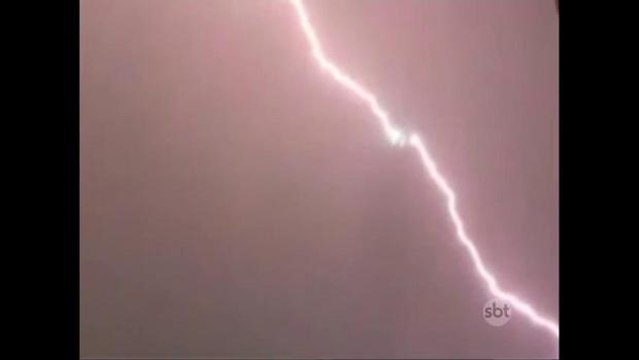 Raio atinge avião durante voo e assusta passageiros na Inglaterra