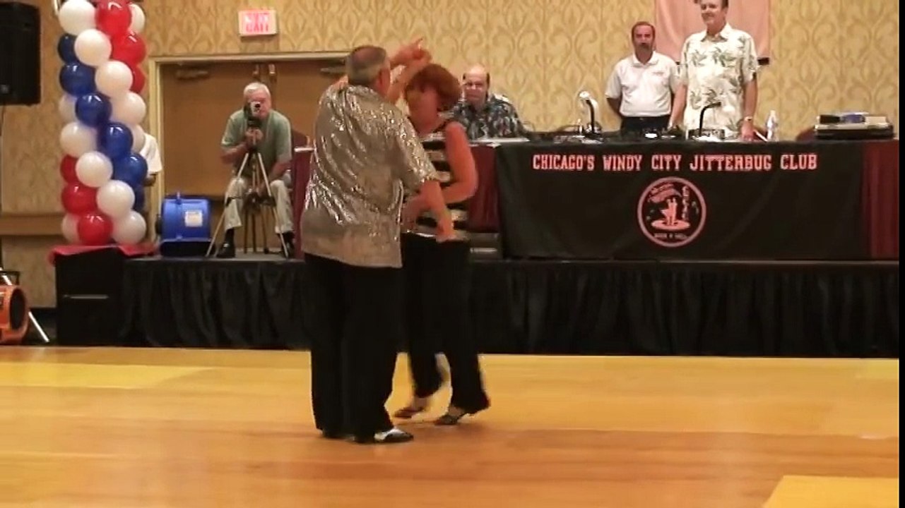 Ces deux danseurs sont déjà très doués... mais l'arrivé surprise d'un invité va vous surprendre encore plus