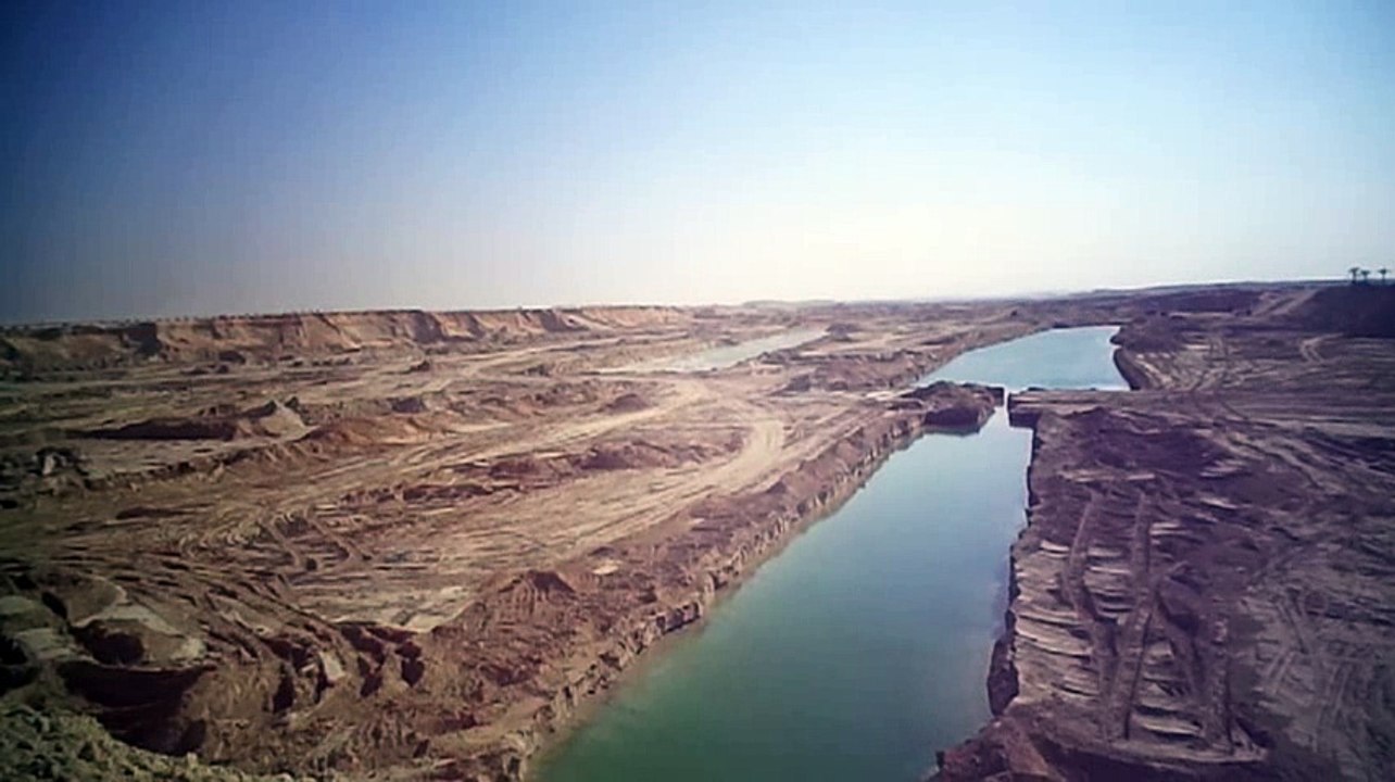 ظهور المياه فى موقع الحفر بقناة السويس الجديدة ديسمبر2014