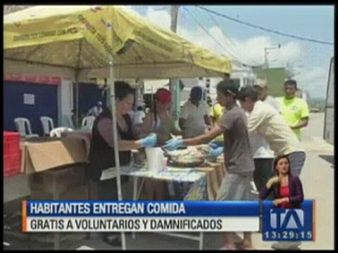 Habitantes de Pedernales entregan comida gratis a voluntarios y damnificados