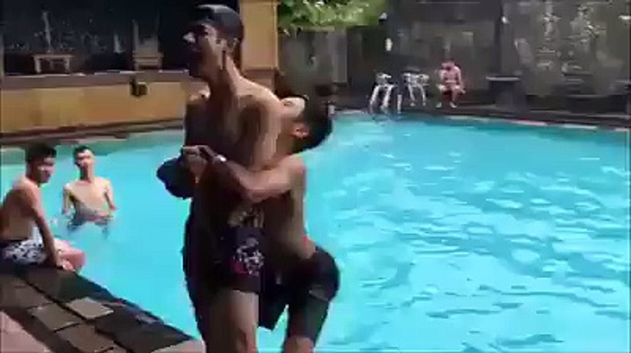 Plzz Nothing To Do This Kind Of Stunt This guy died... On the spot..