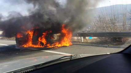 Vetura digjet në autostradën Tetovë-Shkup