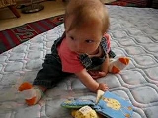 lucie s'assied presque bien